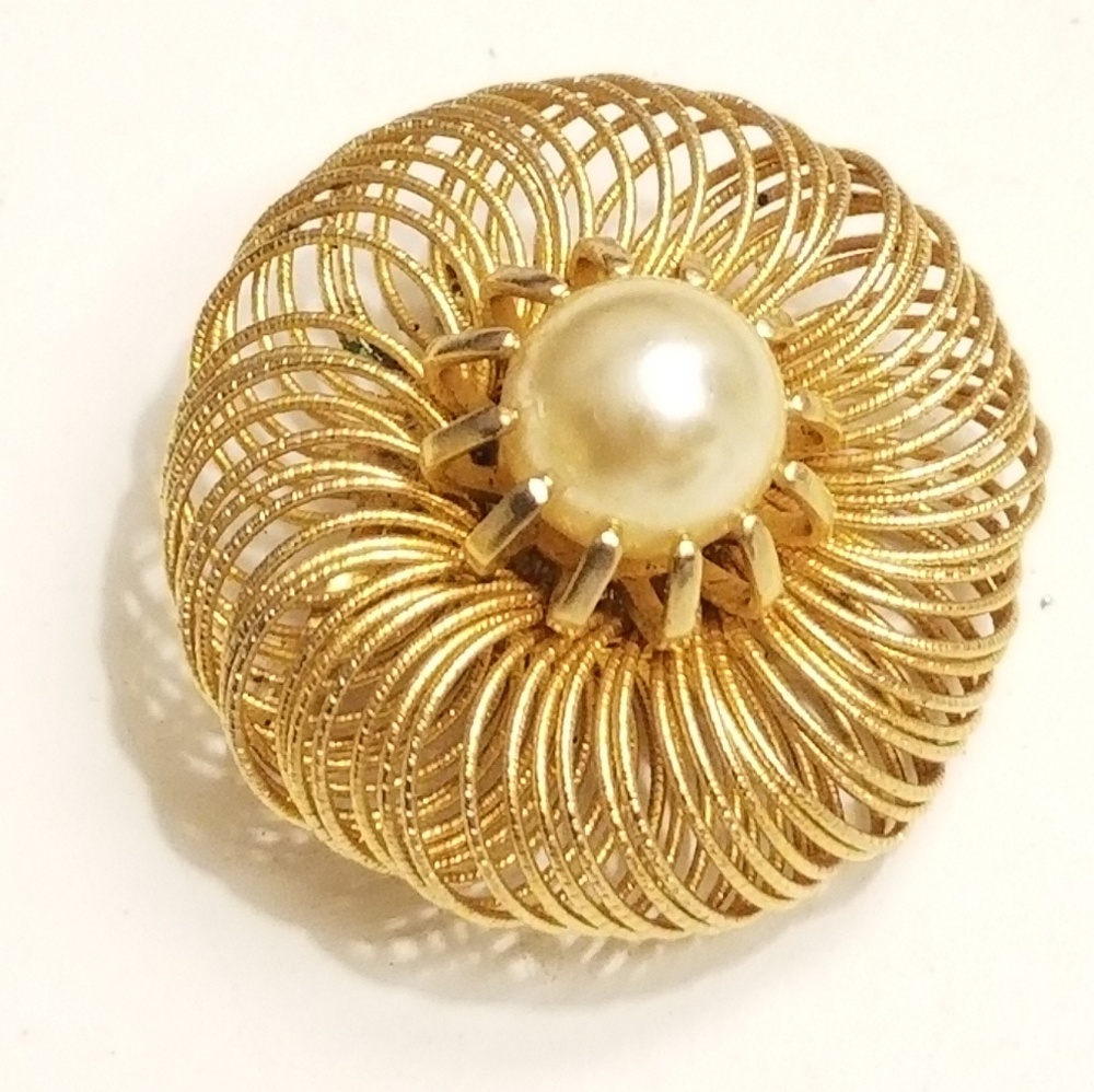 Vintage Gold and Pearl brooch/pin